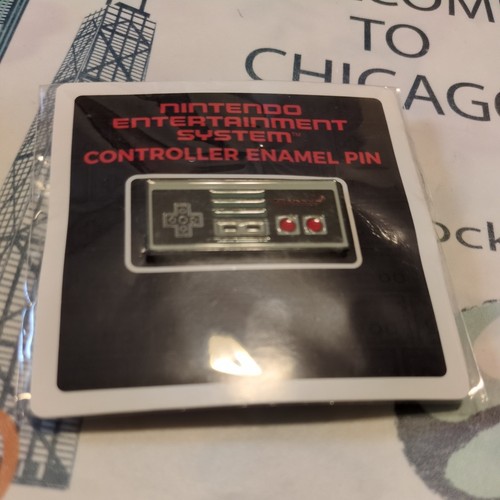 Spilla smaltata controller